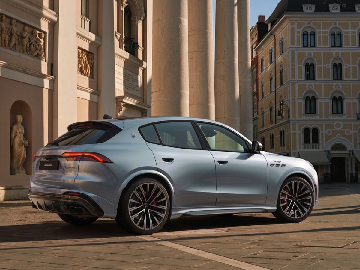 Achterzijde van de vernieuwde Maserati Grecale met vernieuwd design en sportieve uitstraling