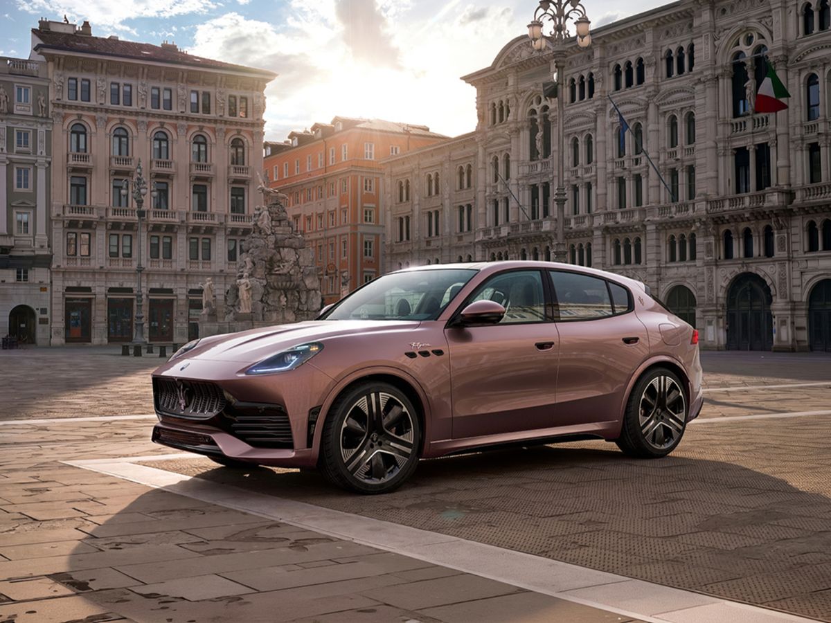 Maserati Grecale Folgore in exclusieve rosé metallic lak op een Italiaans stadsplein
