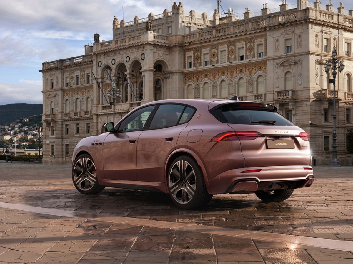 Achterzijde van de Maserati Grecale Folgore met elektrische aandrijving en vernieuwd design