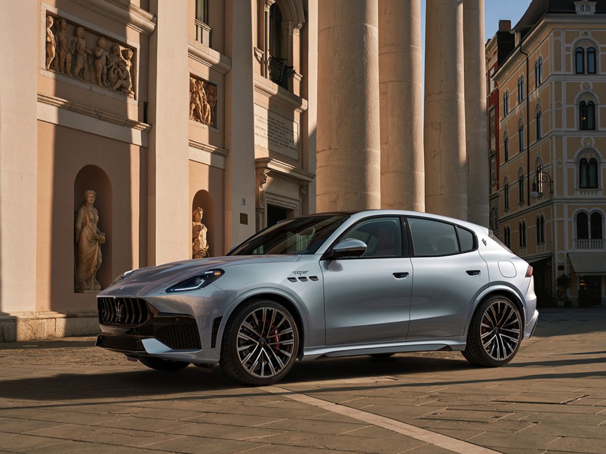 Vernieuwde Maserati Grecale SUV in zilveren uitvoering voor een historisch Italiaans gebouw