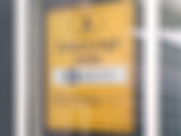 Gelbes Schild einer österreichischen Zulassungsstelle der GARANTA Versicherungs-AG