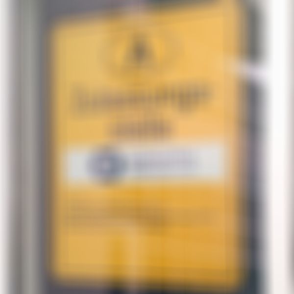 Gelbes Schild einer österreichischen Zulassungsstelle der GARANTA Versicherungs-AG