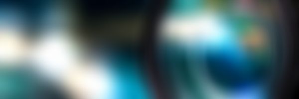 Nahaufnahme eines Kameraobjektivs.