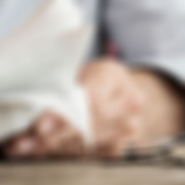 Presse - ein Mann liest die Tageszeitung zum Kaffee