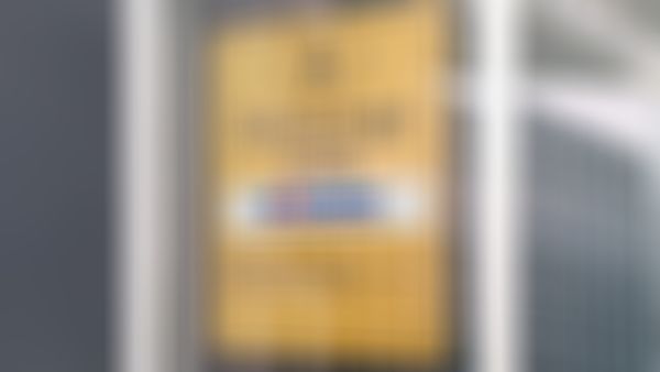 Gelbes Schild einer österreichischen Zulassungsstelle der DONAU Versicherung AG Team GARANTA