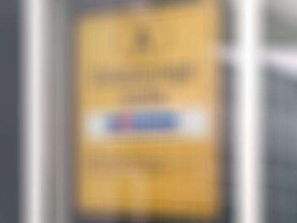 Gelbes Schild einer österreichischen Zulassungsstelle der DONAU Versicherung AG Team GARANTA