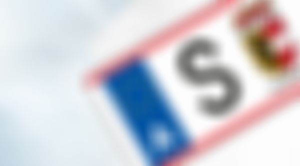 Ausschnitt eines österreichischen Kfz-EU-Kennzeichens