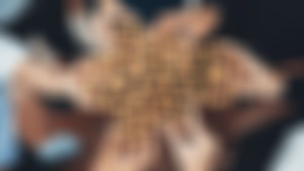 Kooperationspartner - mehrere Hände halten mehrere Zahnräder zusammen