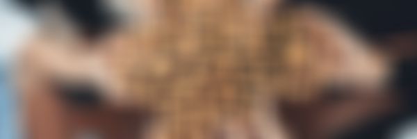 Kooperationspartner - mehrere Hände halten mehrere Zahnräder zusammen