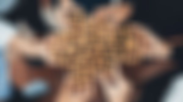 Kooperationspartner - mehrere Hände halten mehrere Zahnräder zusammen