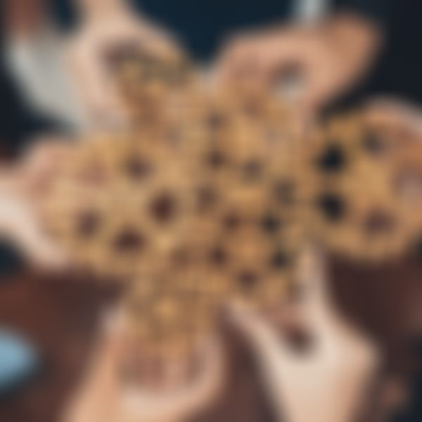 Kooperationspartner - mehrere Hände halten mehrere Zahnräder zusammen