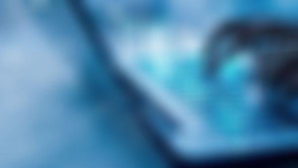 Onboarding Prozess - Person sitzt vor einem Laptop