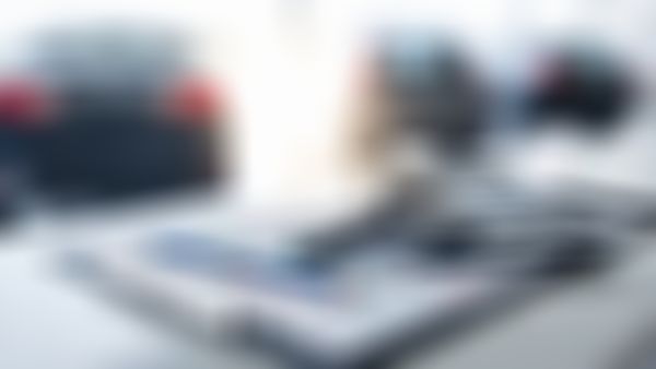 Kfz-Zulassung Taschenrechner mit Autoschlüssel liegen auf einem Klemmbrett