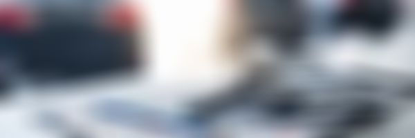 Kfz-Zulassung Taschenrechner mit Autoschlüssel liegen auf einem Klemmbrett