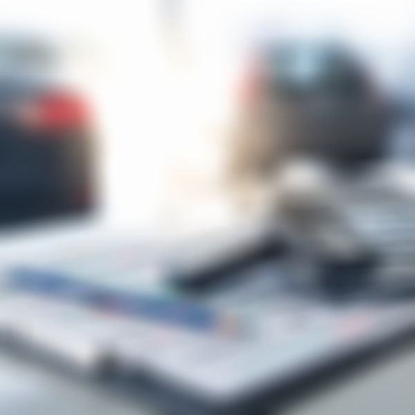 Kfz-Zulassung Taschenrechner mit Autoschlüssel liegen auf einem Klemmbrett