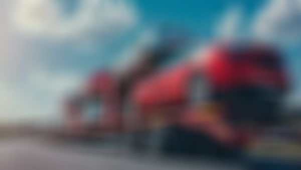 Anhänger mit vielen neuen Autos.