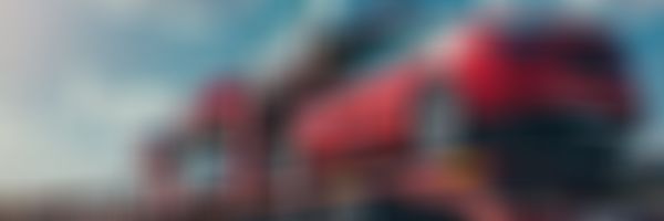 Anhänger mit vielen neuen Autos.