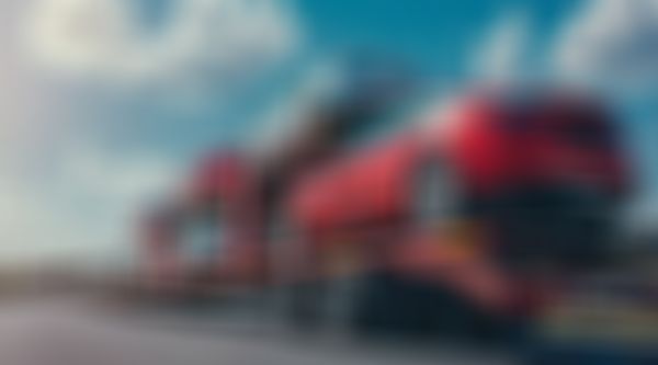 Anhänger mit vielen neuen Autos.