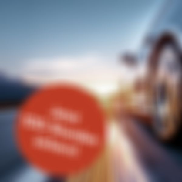 Auto fährt auf Straße in den Sonnenuntergang.