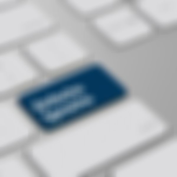 Tastatur auf der die ENTER Taste gegen eine Taste getauscht wurde auf der Einfache Sprache steht und blau hinterlegt ist