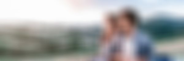 Oldtimer-Versicherung Top Klassik - Pärchen in Oldtimer Kleinwagen betrachetet schöne Landschaft