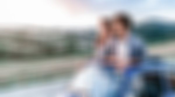 Oldtimer-Versicherung Top Klassik - Pärchen in Oldtimer Kleinwagen betrachetet schöne Landschaft