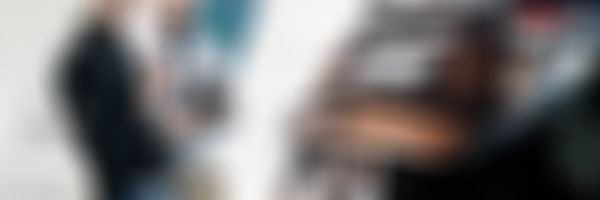 Gebrauchtwagen-Kasko - Autoverkäufer führt Kundin einen Gebrauchtwagen vor