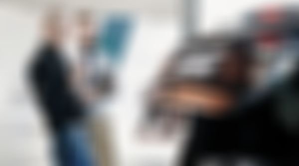 Gebrauchtwagen-Kasko - Autoverkäufer führt Kundin einen Gebrauchtwagen vor