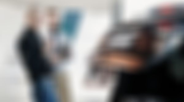 Gebrauchtwagen-Kasko - Autoverkäufer führt Kundin einen Gebrauchtwagen vor