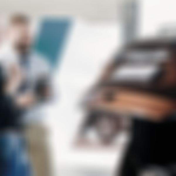 Gebrauchtwagen-Kasko - Autoverkäufer führt Kundin einen Gebrauchtwagen vor