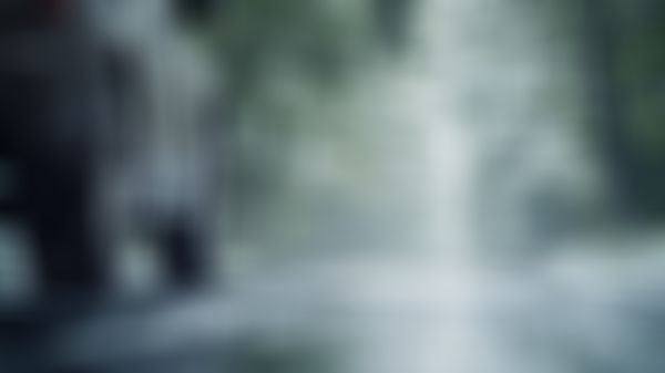 Auto auf nasser Fahrbahn, Schneeregen