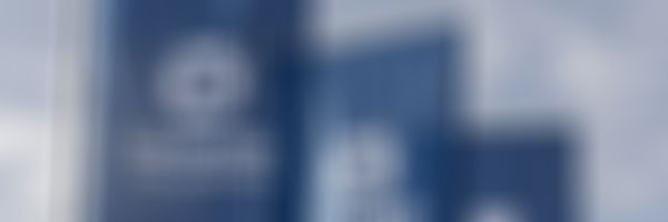 3 große Fahnen mit dem GARANTA Logo