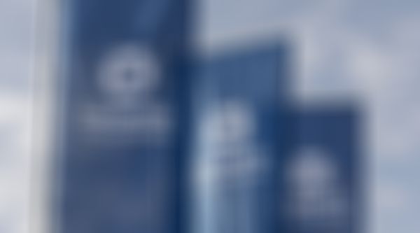 3 große Fahnen mit dem GARANTA Logo