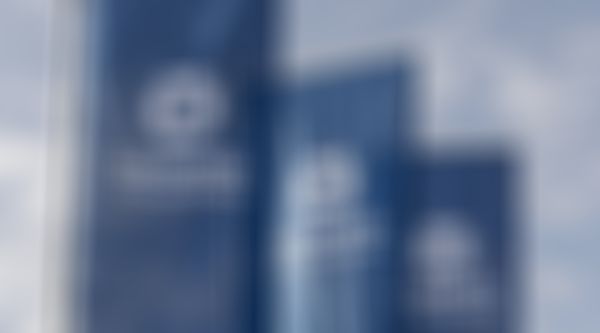 3 große Fahnen mit dem GARANTA Logo