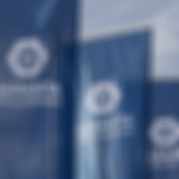 3 große Fahnen mit dem GARANTA Logo