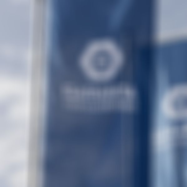 3 große Fahnen mit dem GARANTA Logo