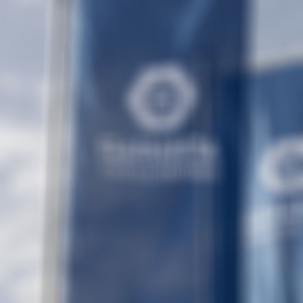 3 große Fahnen mit dem GARANTA Logo