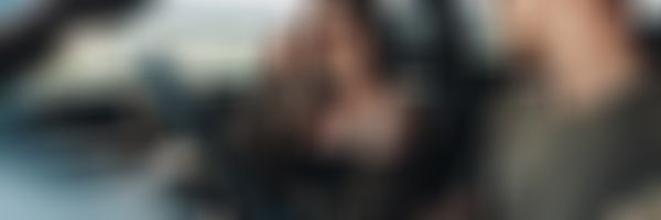 Vollkasko-Versicherung - Pärchen sitzt im Auto und unterhält sich