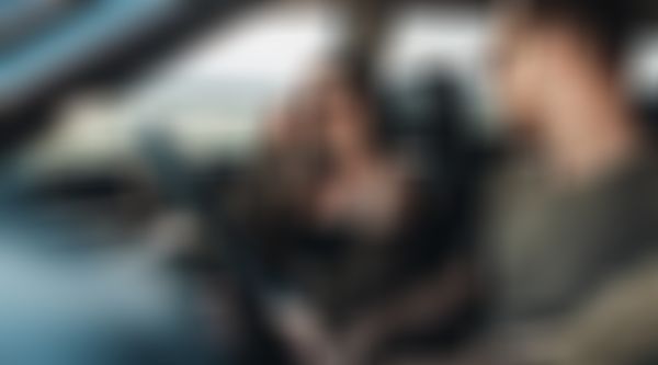 Vollkasko-Versicherung - Pärchen sitzt im Auto und unterhält sich