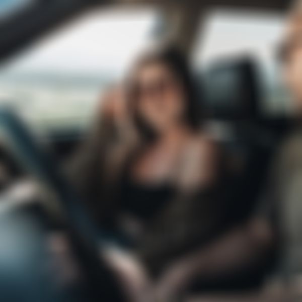 Vollkasko-Versicherung - Pärchen sitzt im Auto und unterhält sich