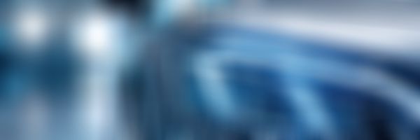 Schweinwerfer von silbernem Auto.