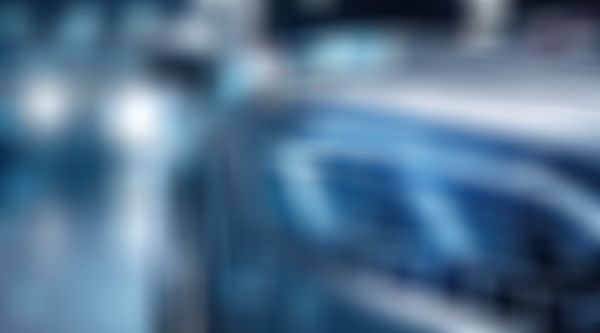 Schweinwerfer von silbernem Auto.