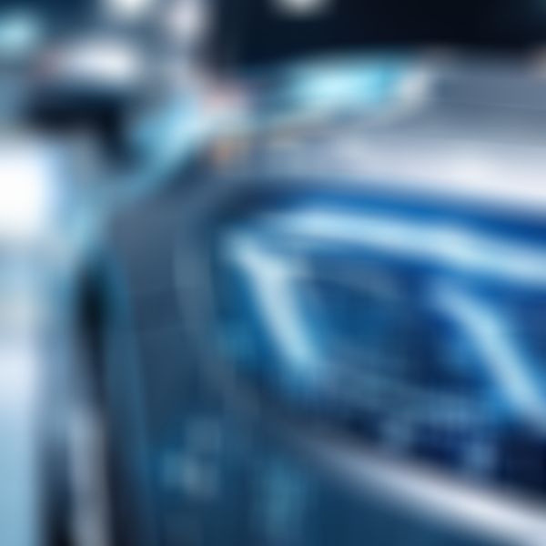 Schweinwerfer von silbernem Auto.