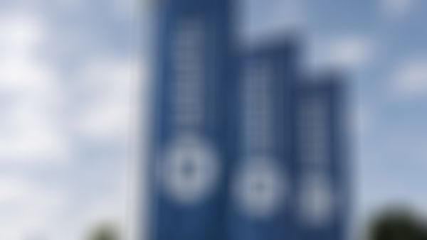 Fahnen am Sitz der DONAU Versicherung AG Team GARANTA