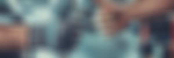 Zwei Hände zeigen Daumen nach oben.