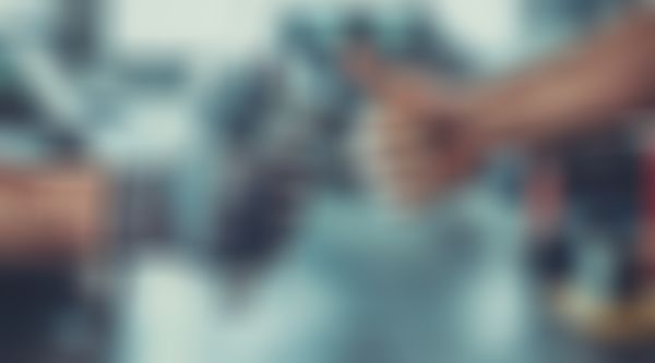 Zwei Hände zeigen Daumen nach oben.