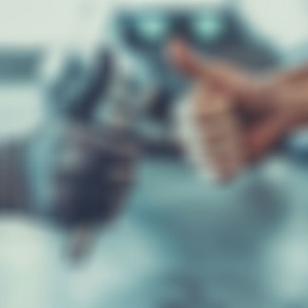 Zwei Hände zeigen Daumen nach oben.