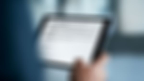 Person hält iPad mit Website über GISA Gewerbeinformation.