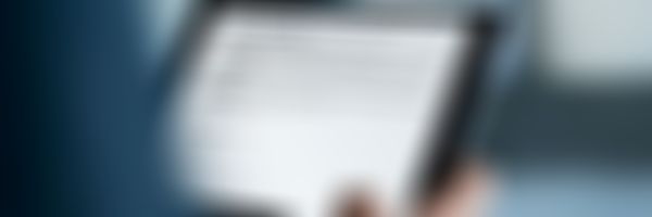 Person hält iPad mit Website über GISA Gewerbeinformation.