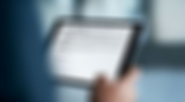 Person hält iPad mit Website über GISA Gewerbeinformation.